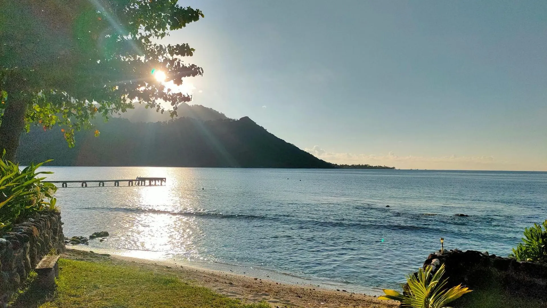 בית נופש La Perle De Moorea Fare Moana Iti Bord De Lagon Pied Dans L'Eau Dans La Baie D'Opunohu