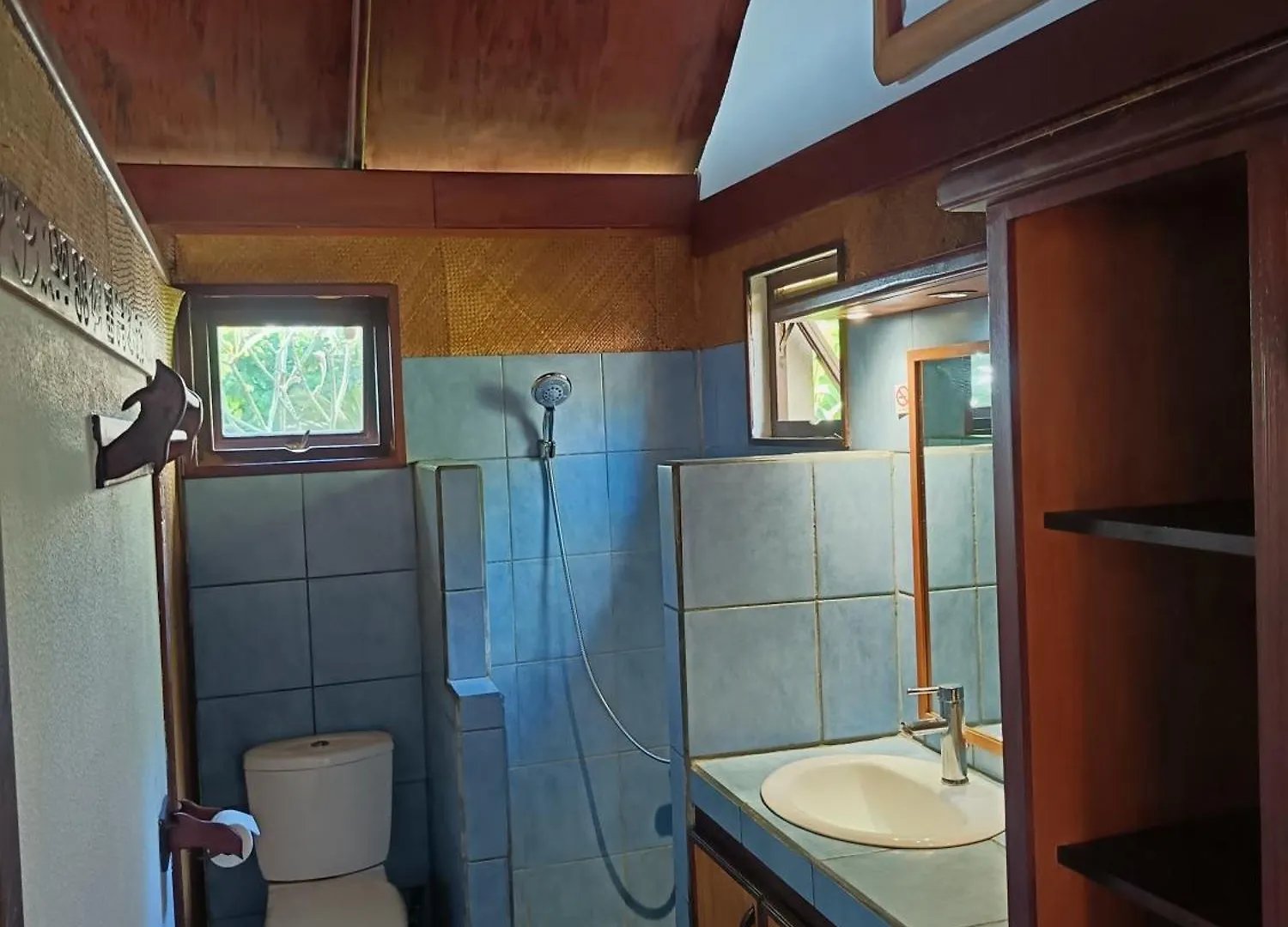 La Perle De Moorea Fare Moana Iti Bord De Lagon Pied Dans L'Eau Dans La Baie D'Opunohu 0*,  Polinésia Francesa